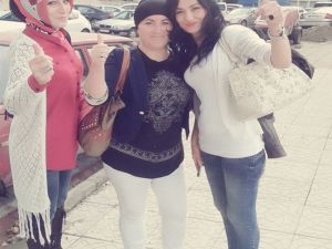 Aldatılan kadınlardan zafer pozu