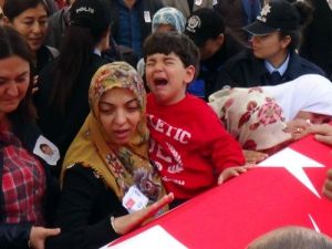 Şehit olan babasına böyle veda etti