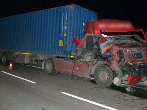 Hurdaya dönen TIR’dan yara almadan çıktı