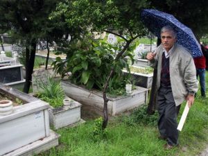 Mezarlıkta 10 günlük bebek bulundu