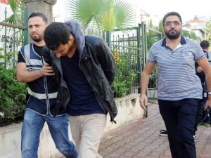 Telefon dolandırıcılarına cami avlusunda baskın