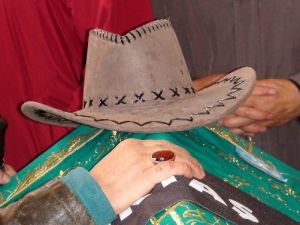 Ünlü sanatçı kovboy şapkasıyla uğurlandı