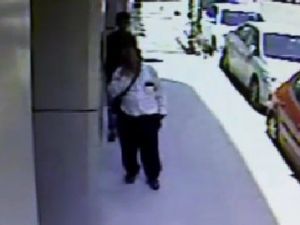 Elindeki telefonu alıp kaçtı