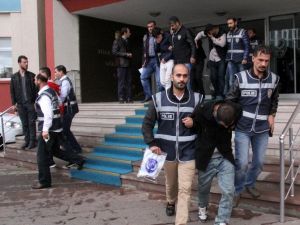 Kuyumcuyu dağa çıkarıp dükkanını soydular