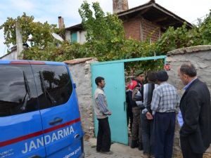 Evinin altında kaçak kazı yaparken yakalandı