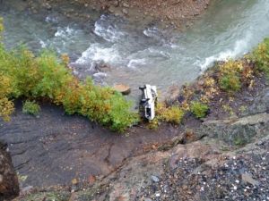 Otomobil ırmağa uçtu: 3 ölü