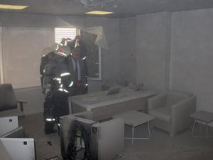 Bankada kendini yakmak istedi