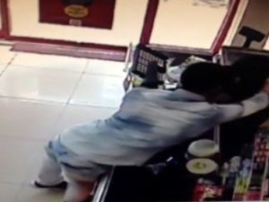 Kasiyerin boğazına bıçak dayadı