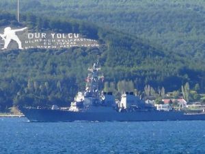 ABD savaş gemisi Boğaz’dan geçti