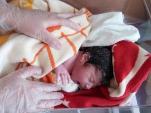 Çocuğunu deniz ambulansında dünyaya getirdi