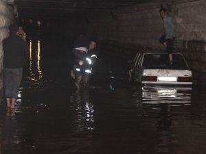 Boğulmamak için otomobilin üzerine çıktılar