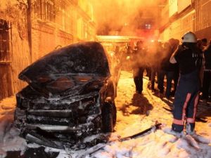 3 aracı kundaklayan şahıs kameraya yakalandı