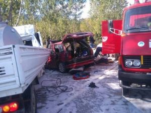 Kamyonetle otomobil kafa kafaya çarpıştı: 1 ölü, 3 yaralı