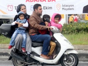 Motosiklette aile boyu tehlikeli yolculuk