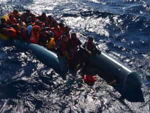 Mülteci faciası sahil güvenlik ekiplerince engellendi