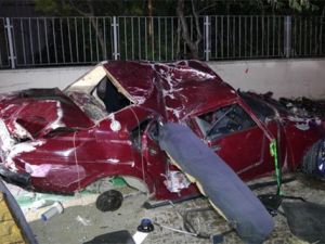 Hurdaya dönen araçtan hafif sıyrıkla kurtuldular!