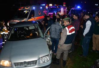 Kamyonetle otomobil çarpıştı: 7 yaralı