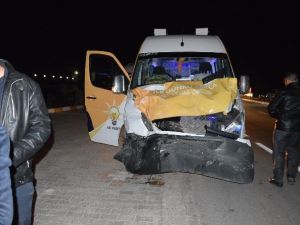 AK Parti seçim minibüsü kaza yaptı: 5 yaralı