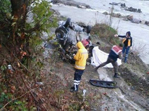 Otomobil dere yatağına yuvarlandı!