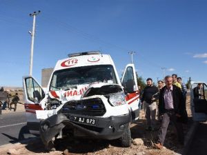 Ambulans ile polis aracı çarpıştı