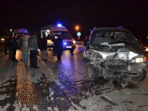 Kamyonet kamyona çarptı: 7 yaralı