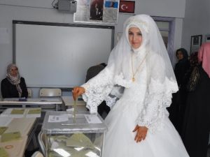 Düğünden önce sandığa gitti