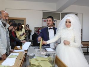 Önce sandıkta sonra nikah masasında ’evet’