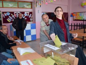 Dünyanın en uzun kızı ilk kez oy kullandı