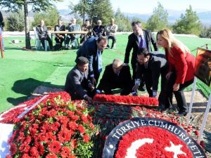 Süleyman Demirel doğum gününde mezarı başında anıldı