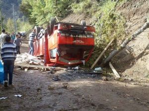 Kereste yükü kamyonet devrildi: 1 ölü, 3 yaralı