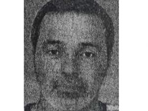 Manevra yapan kepçenin altında kaldı