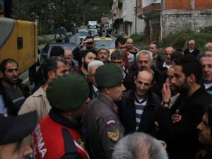 Müteahhide kızan köy sakinleri yol kapadı