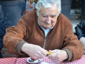 Fakir devlet başkanı simide bayıldı