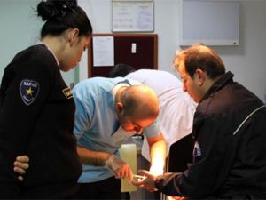 2 polisi ısırarak hastanelik etti!