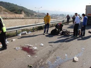 Kamyon ile otomobil çarpıştı: 1 ölü, 1 yaralı