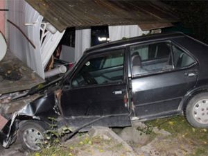 Kontrolünü kaybeden kadın sürücü evin balkonuna daldı!