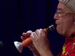 Havuçtan klarnet yaptı !