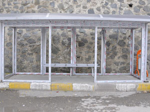 Klimayla ısıtılan durak yapılıyor