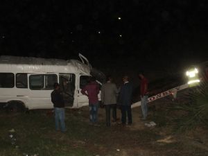 İşçileri taşıyan minibüs devrildi: 12 yaralı