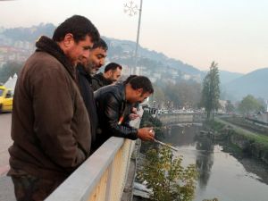 Polisten kaçarken dereye atladı