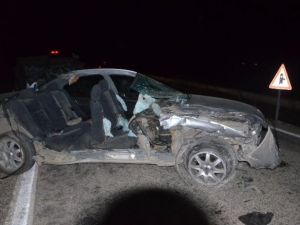 Otomobil traktöre çarptı: 3 yaralı