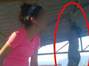 Kediyi iple asıp yanında fotoğraf çektirdi