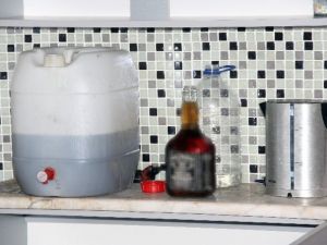 Sahte içkinin içinden çıkanlar şok etti