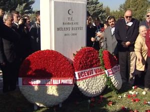 Ecevit ölüm yıl dönümünde mezarı başında anıldı