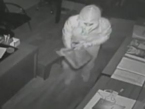 Önce kameraya ardından polis yakalandılar