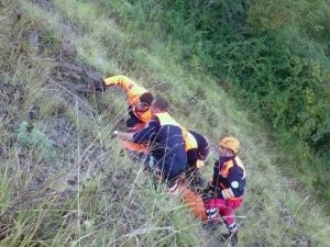 Manzarayı seyrederken uçuruma yuvarlandı