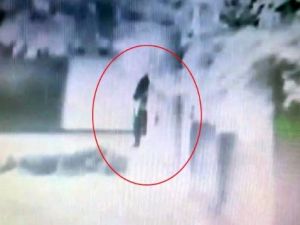 Polise atmaya çalıştığı roket elinde patladı !