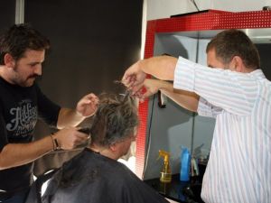 Hem seçimi hem saçlarını kaybetti