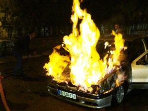 Otomobil alev alev yandı