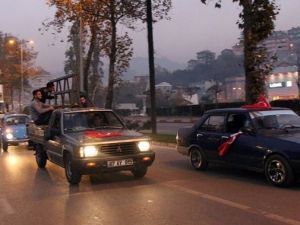 Hareket halindeki kamyonetin kasasında tehlikeli dans